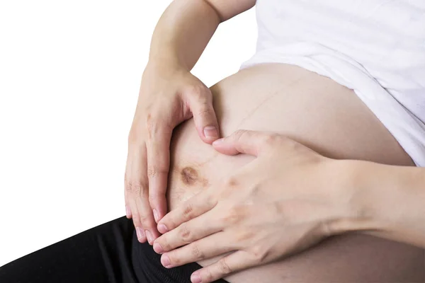 Terhes nő gazdaság kézzel szív alakú baba neki pocakját wi — Stock Fotó
