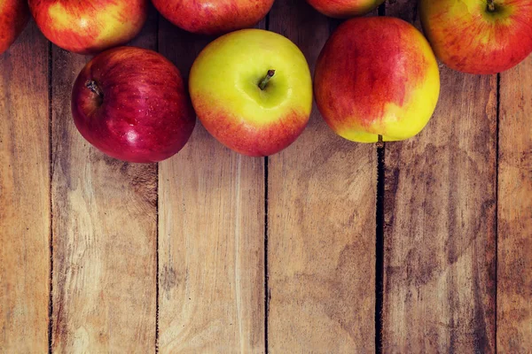 Rode appel op hout achtergrondstructuur met ruimte voor tekst — Stockfoto