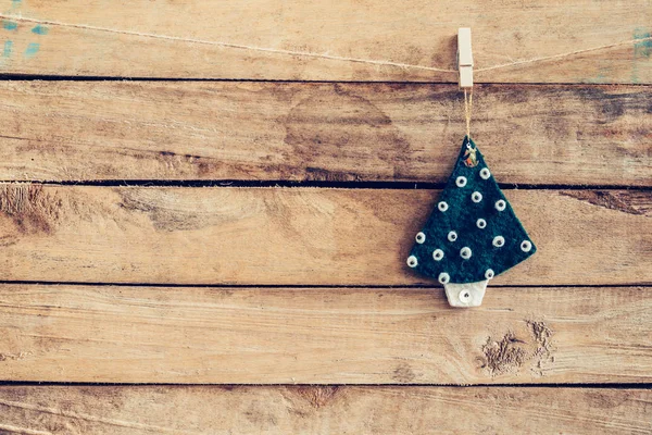 Zierweihnachtsbaum hängt auf Holz für Weihnachtsbackgr — Stockfoto