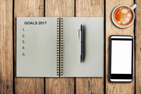 Goals 2017 as memo on notebook and coffee cup with mobile phone — Stock Photo, Image