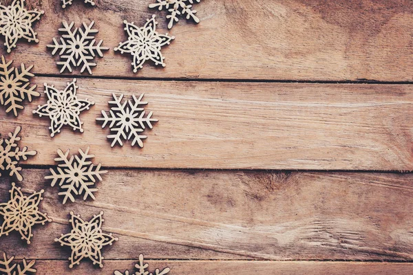 Χριστουγεννιάτικη διακόσμηση στο ξύλο παρασκήνιο και χειμερινή διακόσμηση Wi — Φωτογραφία Αρχείου