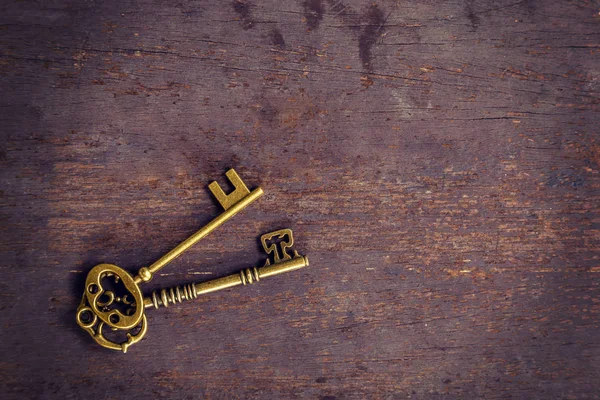 Régi arany kulcs vintage, fa háttér, hely. — Stock Fotó