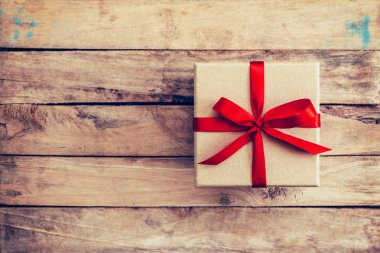 Ahşap arka plan üzerinde kahverengi hediye kutusu. Vintage hediye kutusu ahşap üzerinde 