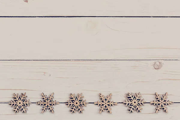 Kerst decoratie hout op witte houten. Ornamenten van Kerstmis d — Stockfoto
