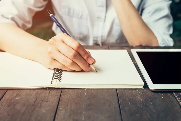 Kvinnlig hand med penna som skriver på anteckningsboken. Kvinna hand med penna — Stockfoto