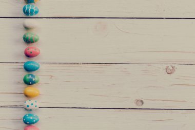 Paskalya yumurtaları ahşap arka plan üzerinde. Renkli Paskalya yumurtaları 