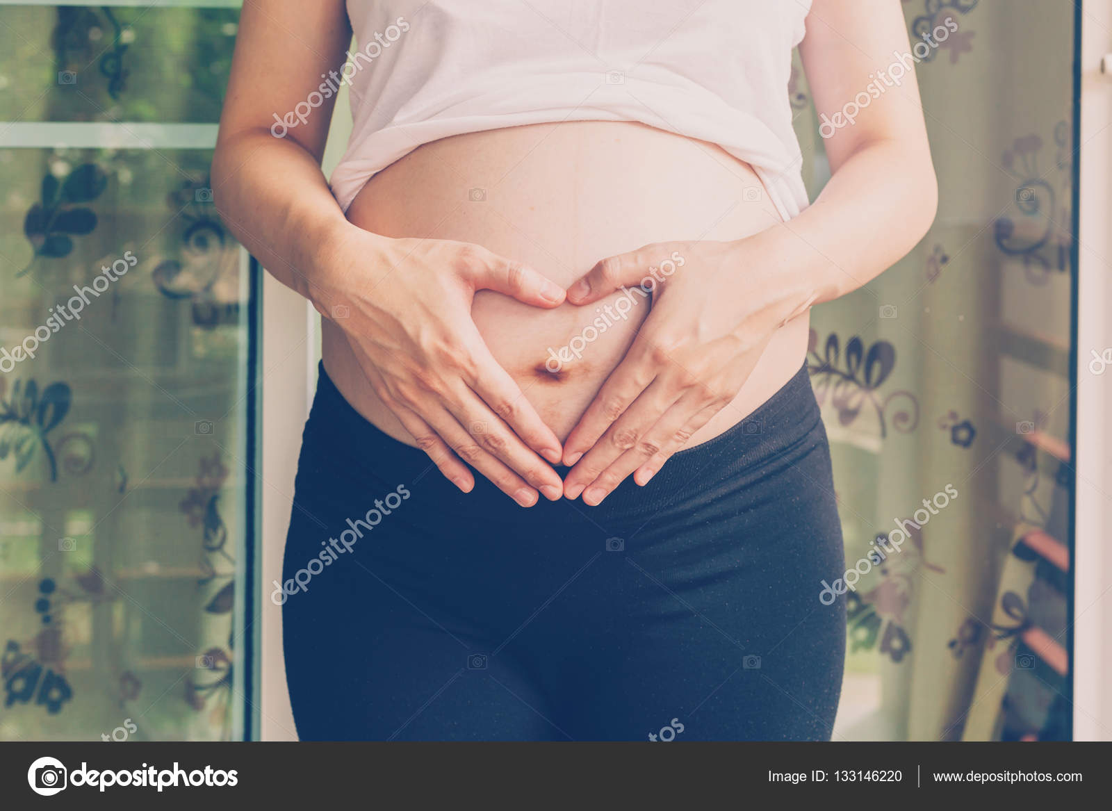 Femme Enceinte Tenant La Main En Forme De Coeur Pour Bebe Dans Son Ventre Image Libre De Droit Par Tortoon C