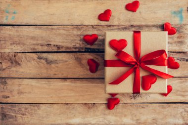 Üstten Görünüm (üstte) hediye kutusu ve kırmızı kurdele ve valen için kırmızı kalp