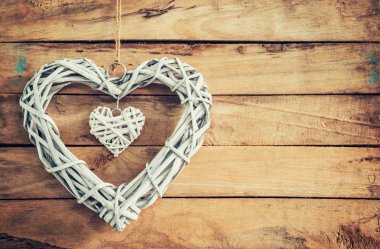 İki ahşap rustik dekoratif kalp Vintage ahşap ba üzerinde asılı