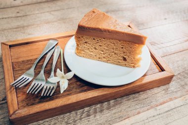 Kahveli kek ahşap masa arka plan üzerinde kapatın