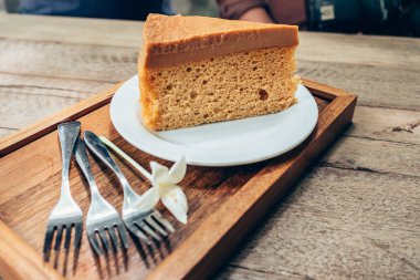 Kahveli kek ahşap masa arka plan üzerinde kapatın