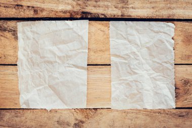 Eski yırtık kağıt ve poster vintage alan ahşap zemin üzerine