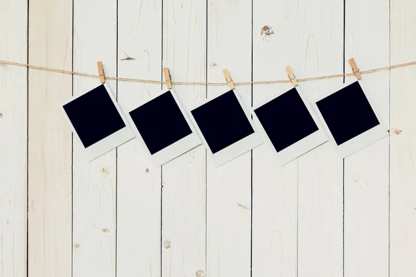 Vijf (5) lege fotolijst opknoping op witte houten achtergrond met — Stockfoto
