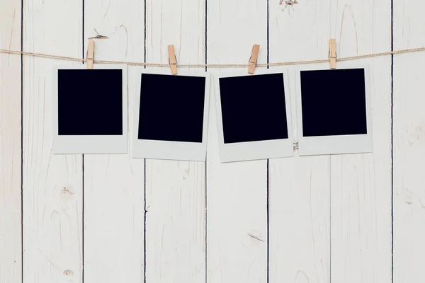 Quattro cornice bianca appesa su sfondo di legno bianco con spa — Foto Stock