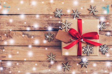Kutusu ve christmas dekorasyon kar üzerinde ahşap arka plan w ile hediye