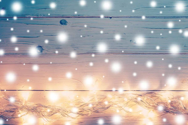 Luz de Natal e decoração de Natal com neve em madeira branca — Fotografia de Stock