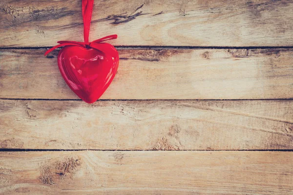 Decorative red hearts hanging on vintage wooden with space. Vale — Stock Photo, Image
