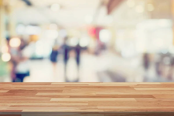 Mesa de madera vacía y montaje de pantalla de fondo borroso — Foto de Stock