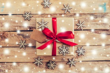 Kutusu ve christmas dekorasyon kar üzerinde ahşap arka plan w ile hediye