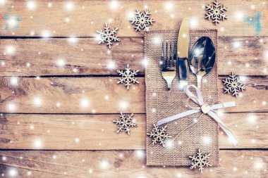 Noel tablo yer ayarını ve Gümüş eşyalar, kar taneleri ile sn