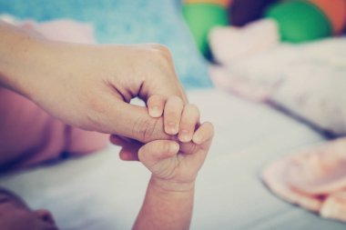  Anne ve bebek eller yukarı kapatın 