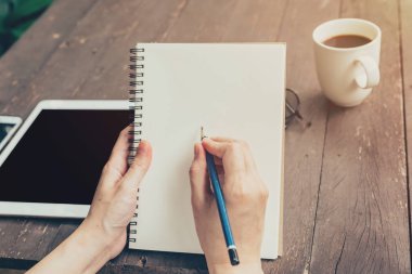 Defter üzerinde ahşap masa yazma el kadın kapatmak.