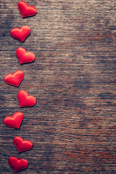 Corazón rojo sobre fondo de madera con espacio para San Valentín . — Foto de Stock