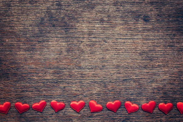 Corazón rojo sobre fondo de madera con espacio para San Valentín . — Foto de Stock