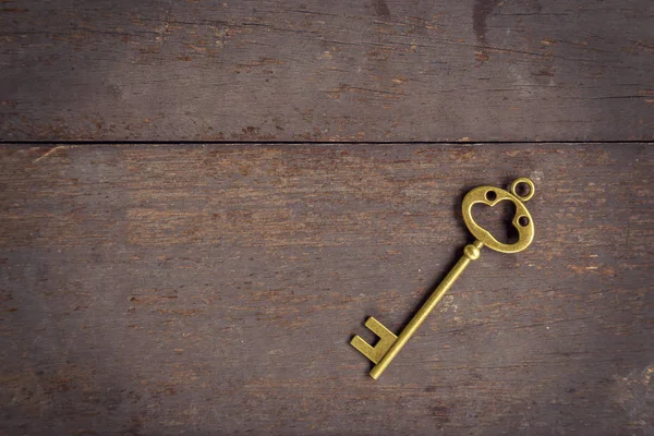 Antigua llave vintage sobre fondo de madera y textura con espacio . — Foto de Stock