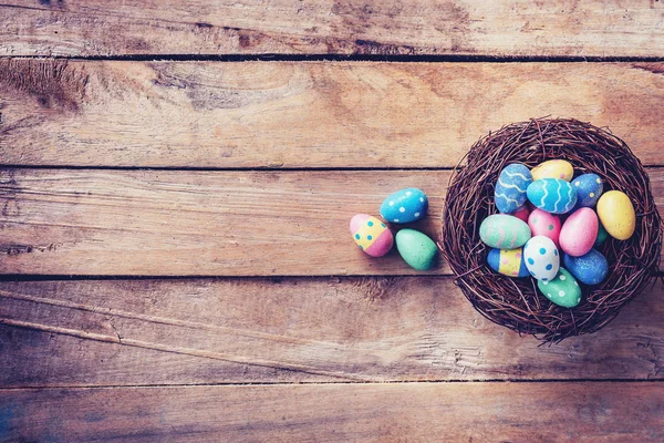 A fészket a fa háttér helyet a színes húsvéti tojás — Stock Fotó