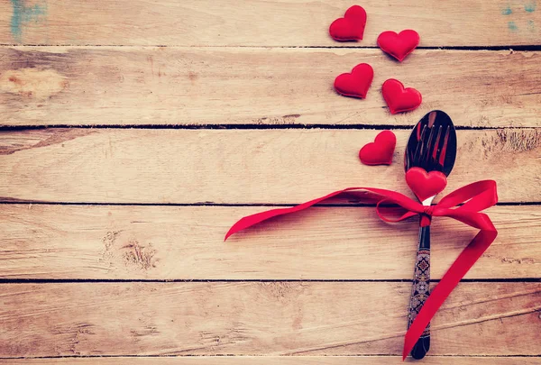 Table setting cutlery and red heart for dinner Valentine Day. — Stock Photo, Image