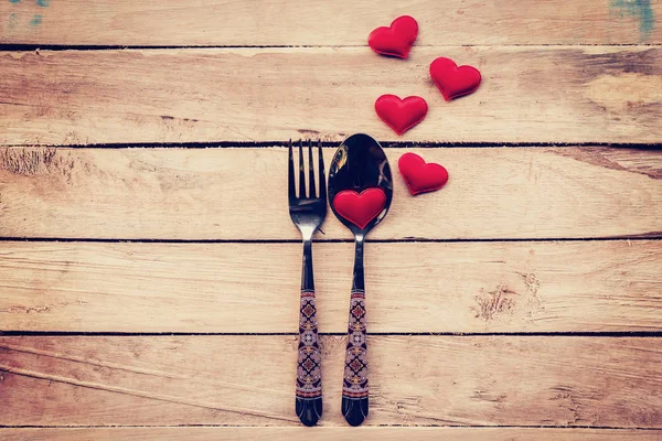 Cubertería de mesa y corazón rojo para la cena San Valentín . —  Fotos de Stock