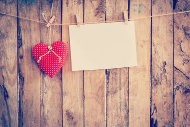 Kalp kumaş ve kağıt clothesline ahşap arka plan asılı
