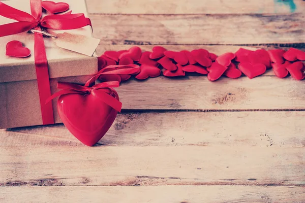 Caja de regalo y corazón rojo en mesa de madera con espacio — Foto de Stock