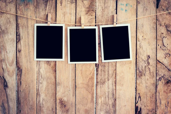 Trois cadre photo accroché sur corde à linge et corde avec ba en bois — Photo