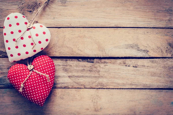 Tela de dos corazones sobre fondo de mesa de madera . — Foto de Stock