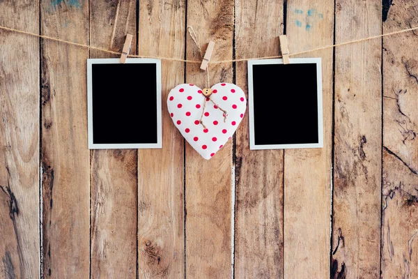 Cuore bianco e due cornici appese alla corda clothesline con — Foto Stock