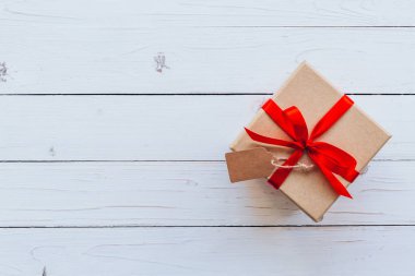 Üstten Görünüm hediye kutusu ahşap masa arka plan kopya alanı ile.