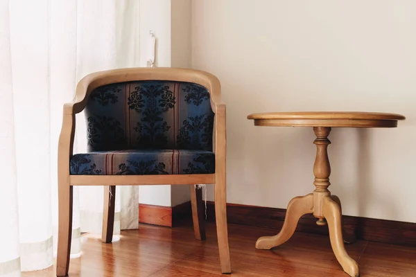 Chaise vintage et table à fenêtre dans la chambre . — Photo