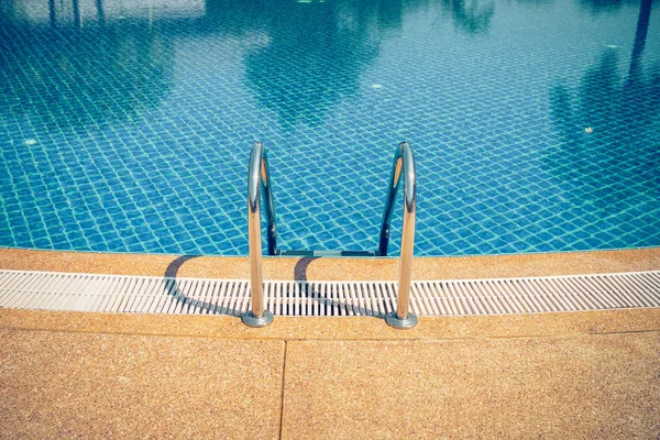 Zwembad met trap op sport center — Stockfoto