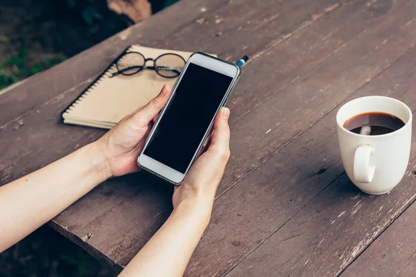 Frau Hand hält Telefon mit leerem Kopierraum Bildschirm für Ihre a — Stockfoto