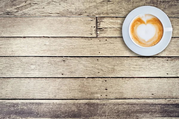 Bovenaanzicht koffie mok op hout achtergrond met ruimte. — Stockfoto