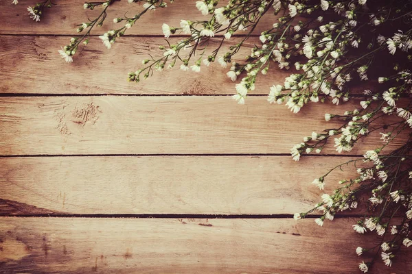 White flower on grunge wood board background with space. — Stock Photo, Image
