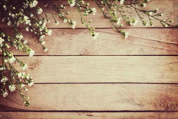 Vit blomma på grunge träskiva bakgrund med utrymme. — Stockfoto