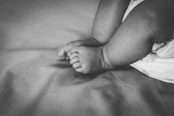 Закройте ножку новорожденного — стоковое фото