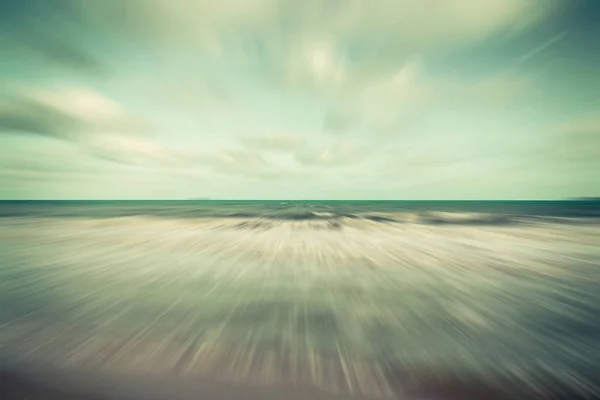 Movimiento abstracto borrosa mar y cielo azul nubes vintage . —  Fotos de Stock