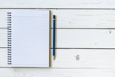 Açık defter ile boş sayfaları ve kalem