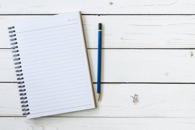 Açık defter ile boş sayfaları ve kalem