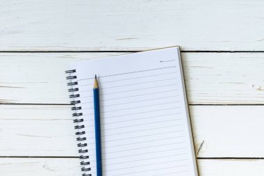 Açık defter ile boş sayfaları ve kalem