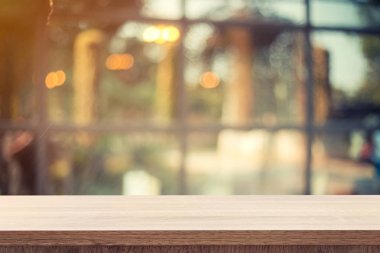 Boş ürün yerleştirme veya montaj için ahşap masa ve bulanık 